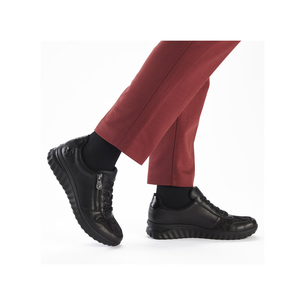 detail Dámské polobotky Rieker59001-00 černá