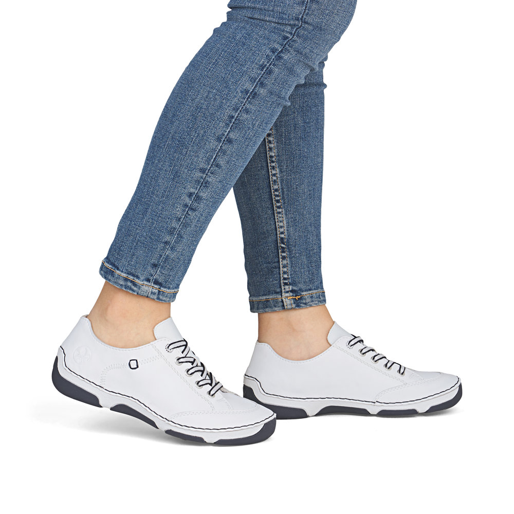 detail Dámské kožené polobotky Rieker 55901-80 bílá