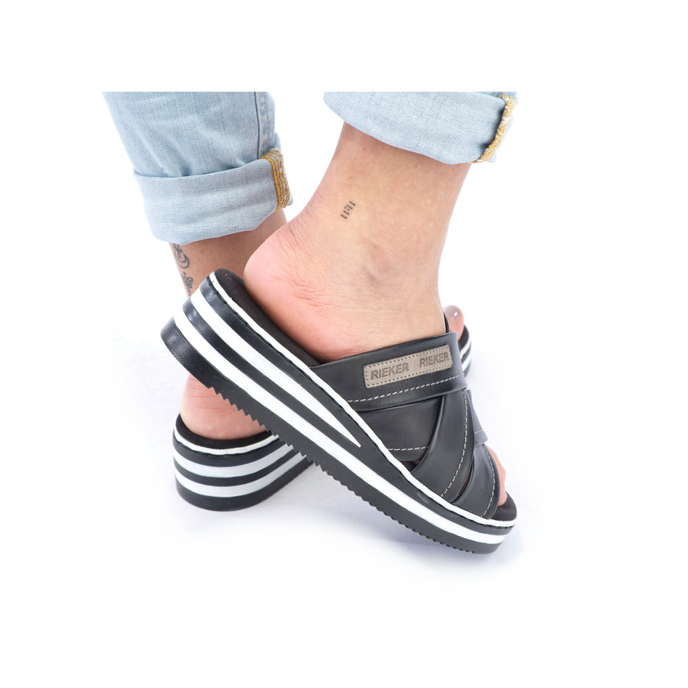 detail Dámské kožené pantofle Rieker V0250-00 černá