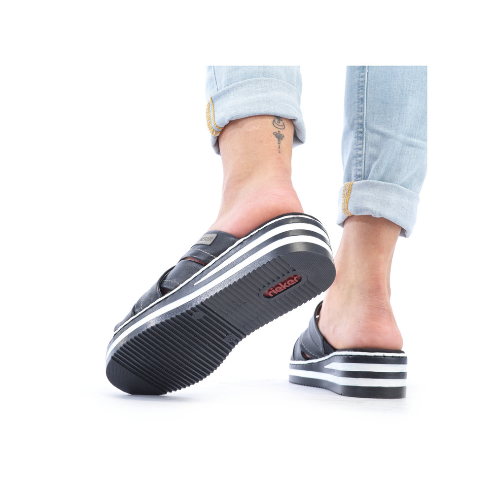 detail Dámské kožené pantofle Rieker V0250-00 černá