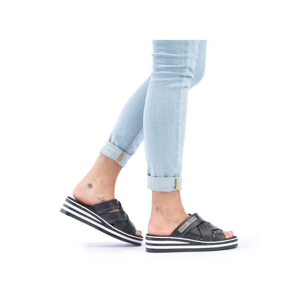 detail Dámské kožené pantofle Rieker V0250-00 černá