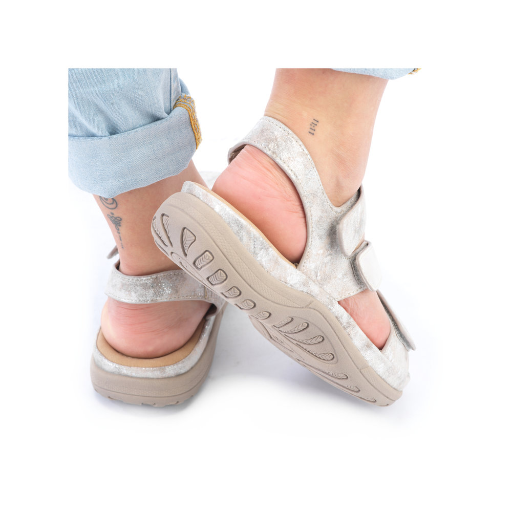 detail Dámské sandály Rieker V8872-90 stříbrná