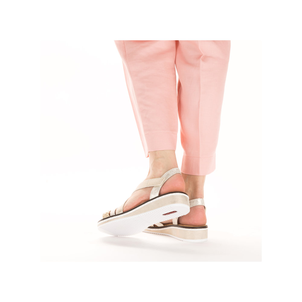 detail Dámské sandály Rieker V3663-90 zlatá