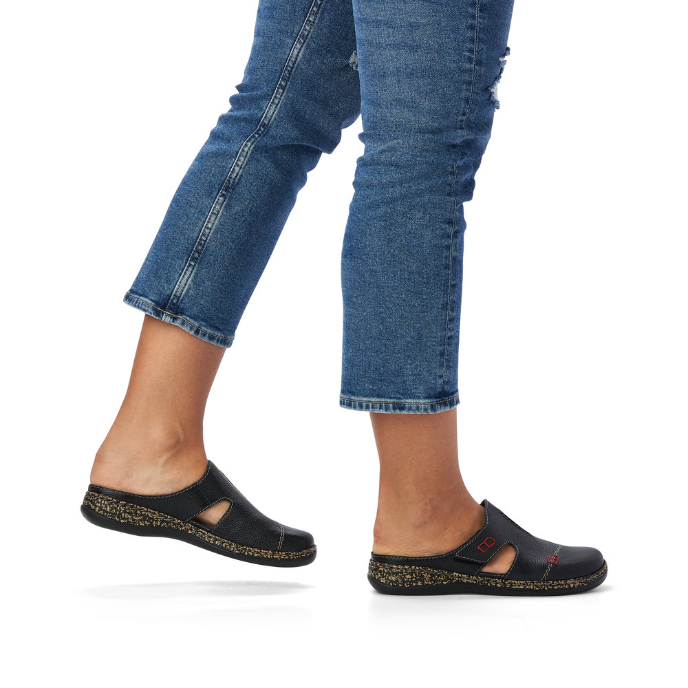 detail Dámské kožené pantofle Rieker 46362-00 černá