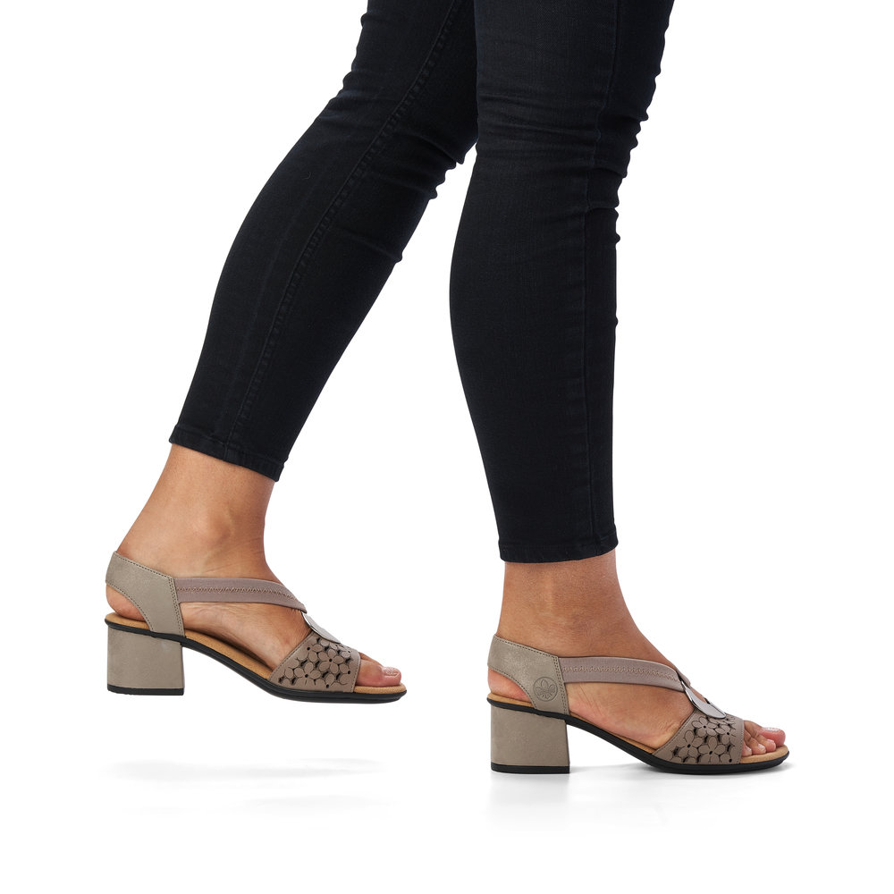 detail Dámské sandály Rieker 64677-64 béžová