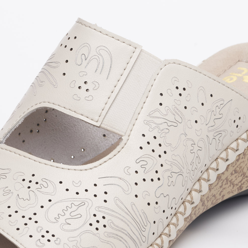 detail Dámské kožené pantofle Rieker 66191-60 béžová