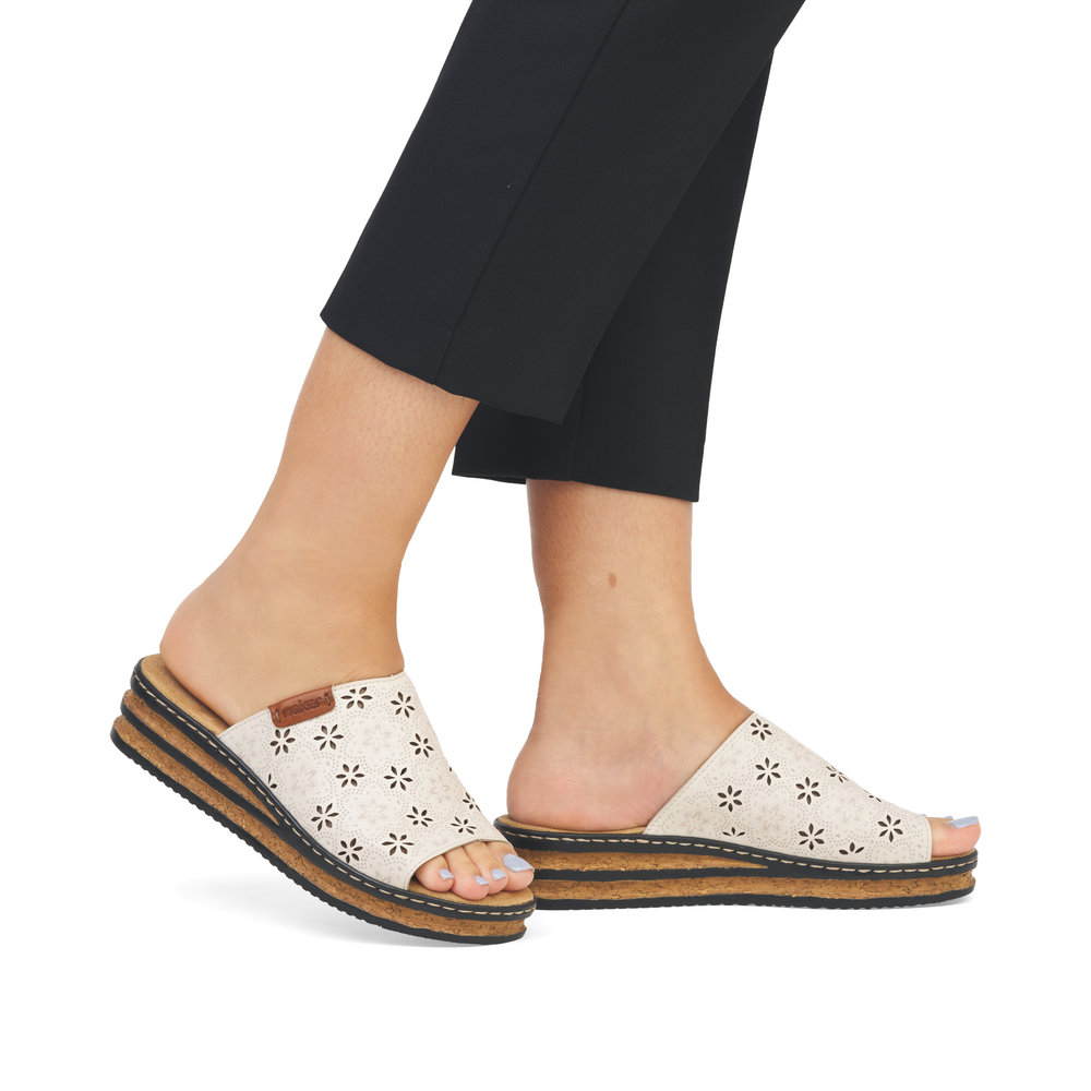 detail Dámské kožené pantofle Rieker 62955-60 béžová