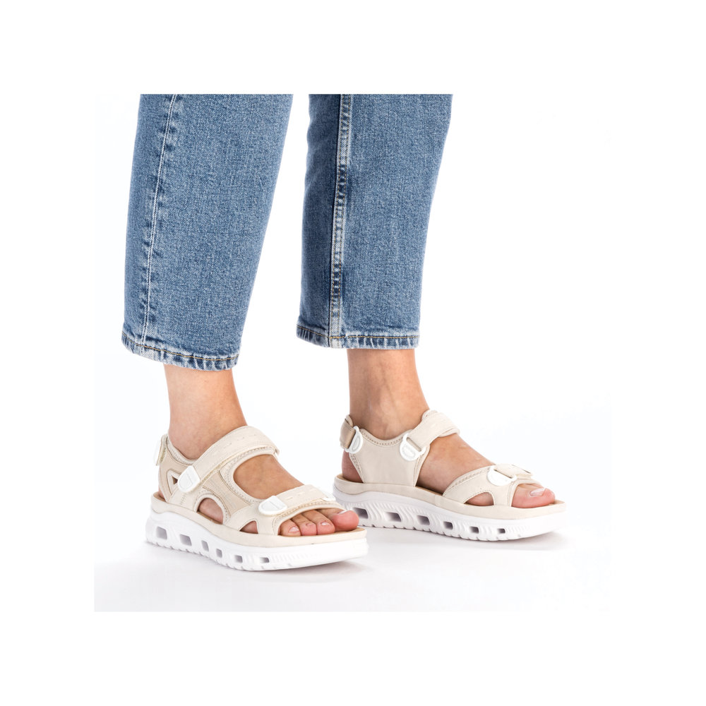 detail Dámské sandály Rieker 64074-60 béžová