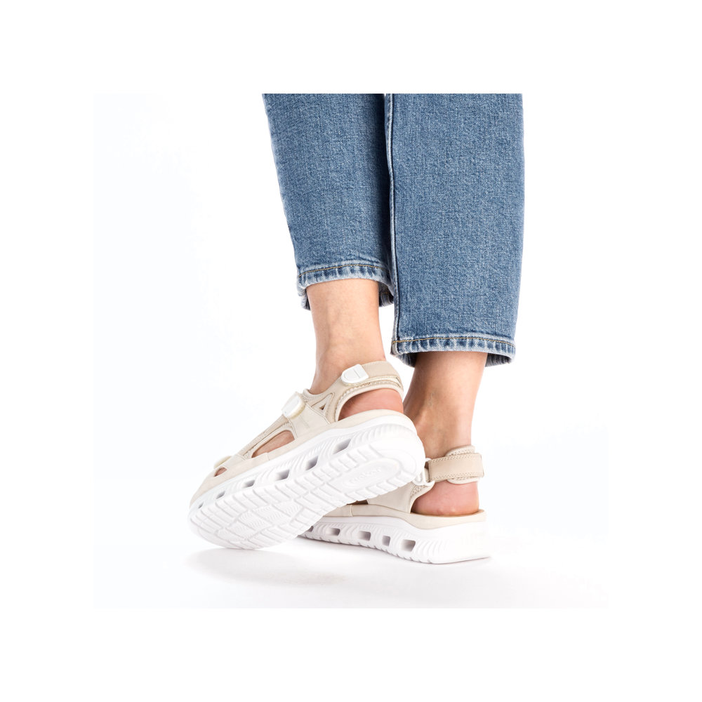 detail Dámské sandály Rieker 64074-60 béžová