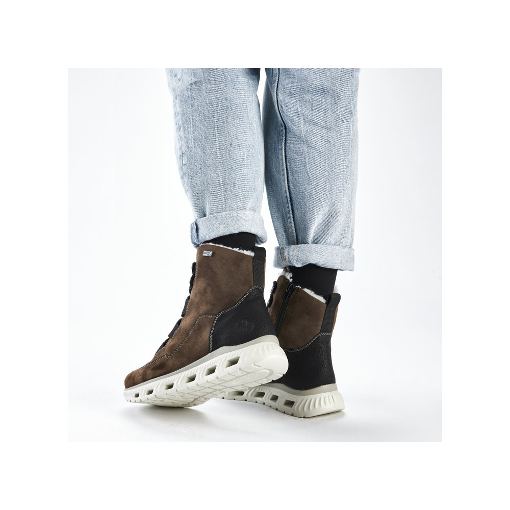 detail Dámská kotníková obuv Rieker M6012-25 hnědá