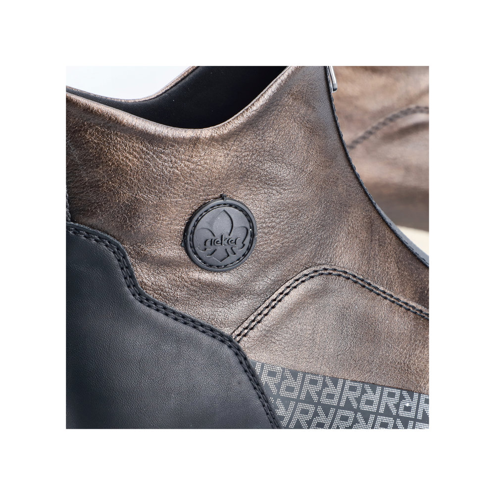 detail Dámská kotníková obuv Rieker N9381-60 hnědá