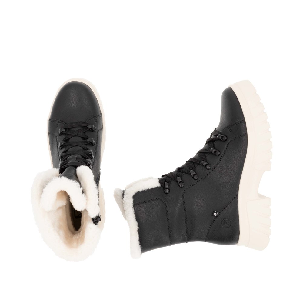 detail Dámská kožená kotníková obuv Rieker W1874-00 černá