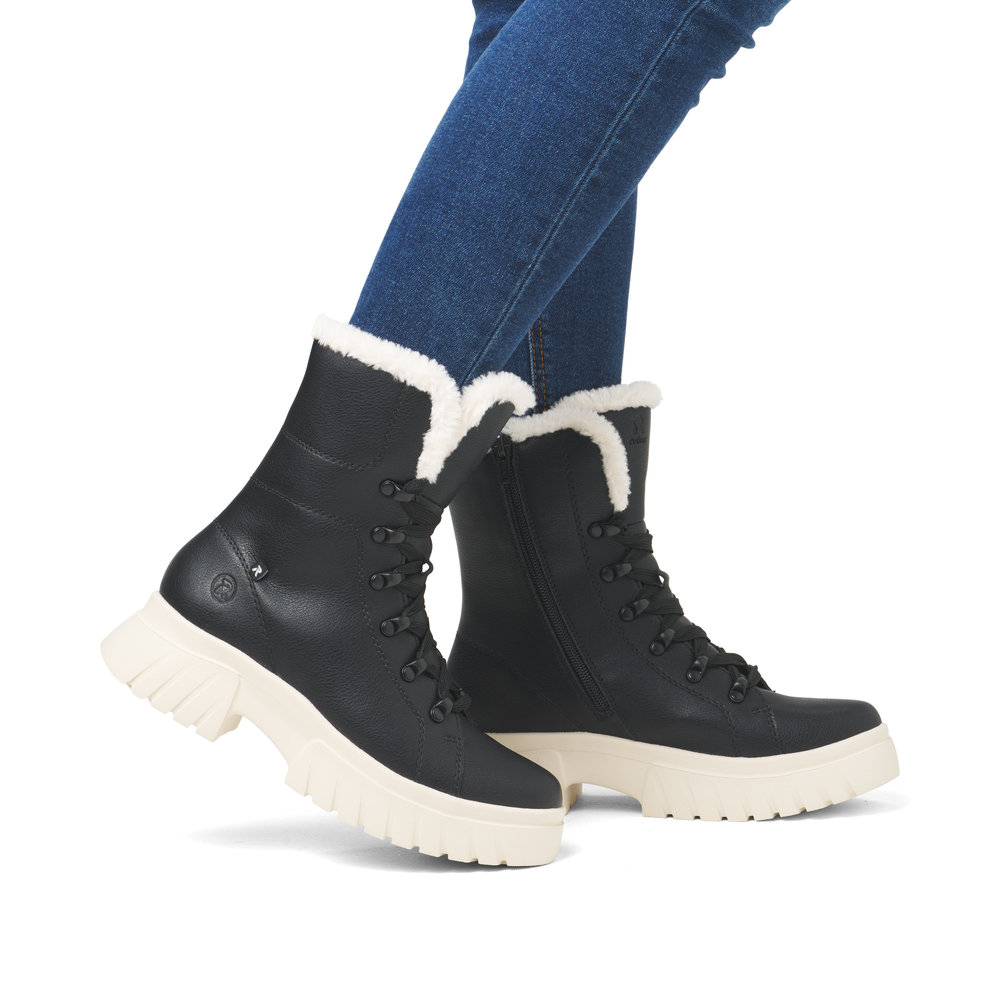 detail Dámská kožená kotníková obuv Rieker W1874-00 černá