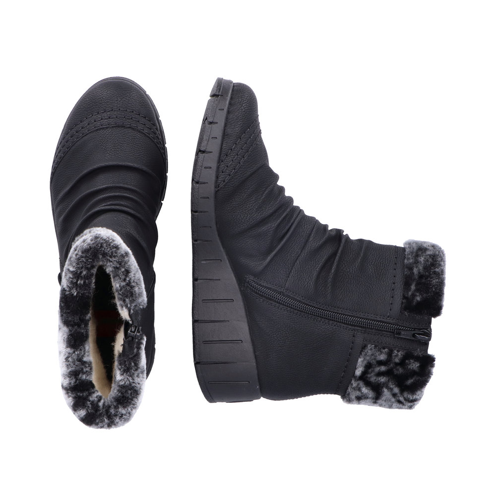 detail Dámská kotníková obuv Rieker Y1361-00 černá