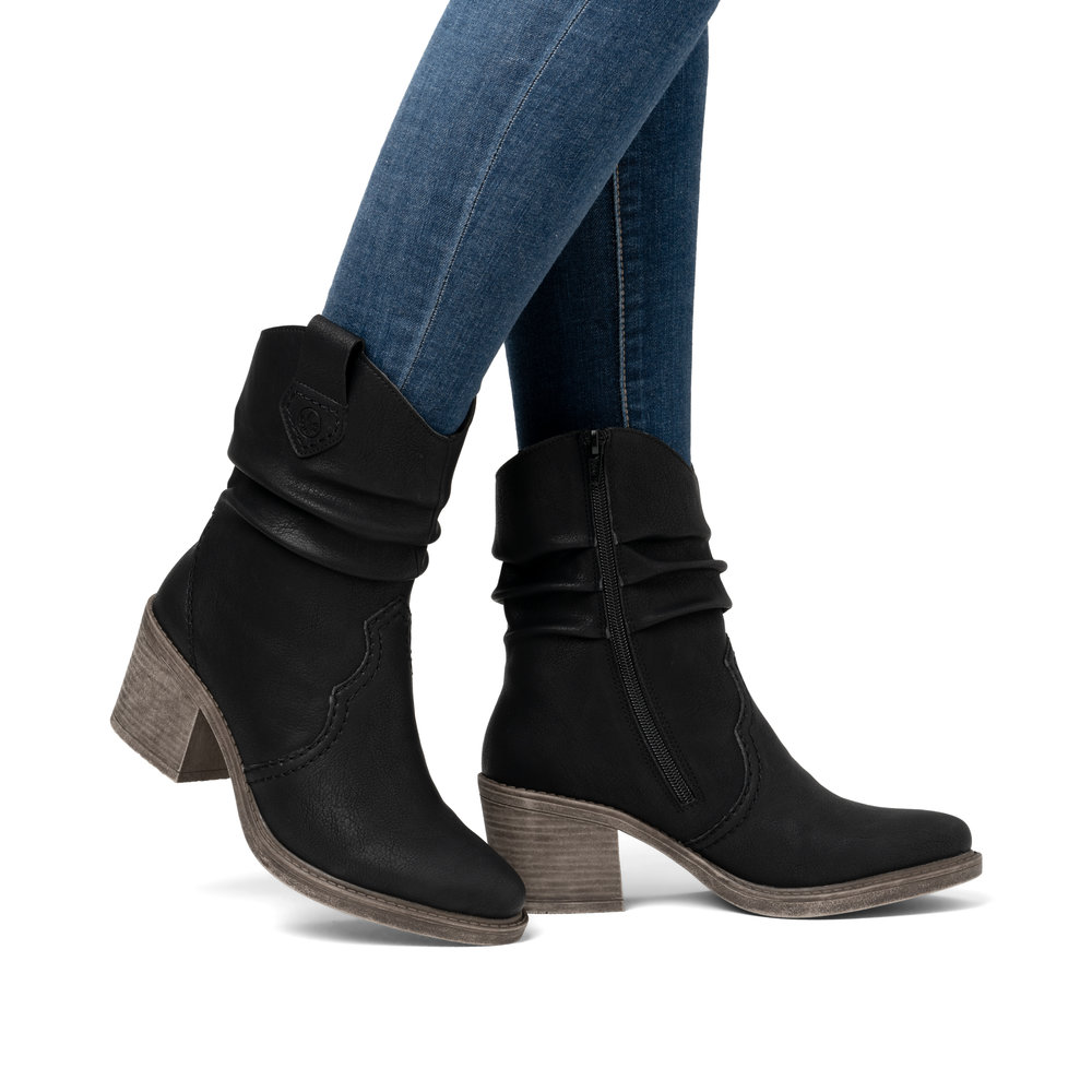 detail Dámská kotníková obuv Rieker Y1284-00 černá