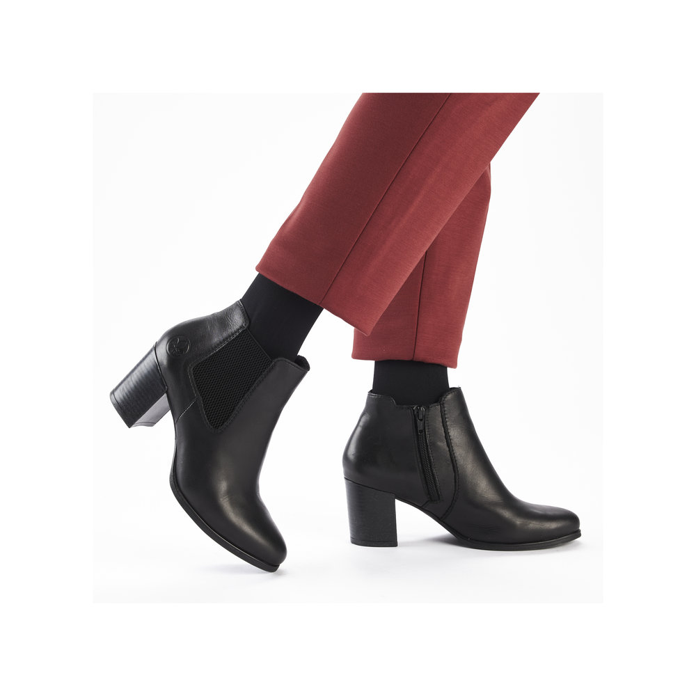 detail Dámská kožená kotníková obuv Rieker 50194-00 černá