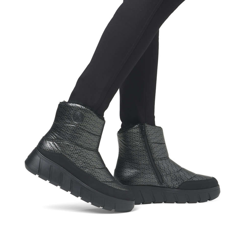 detail Dámská kotníková obuv Rieker Y3552-00 černá