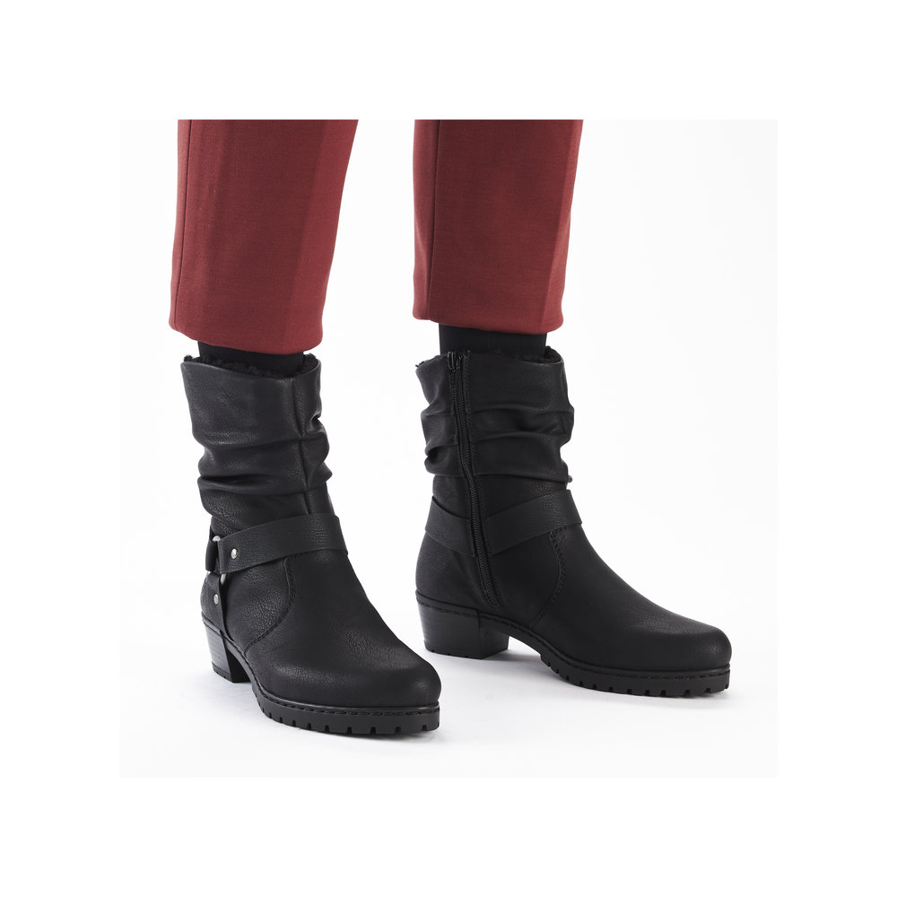 detail Dámská kotníková obuv Rieker Y1760-00 černá