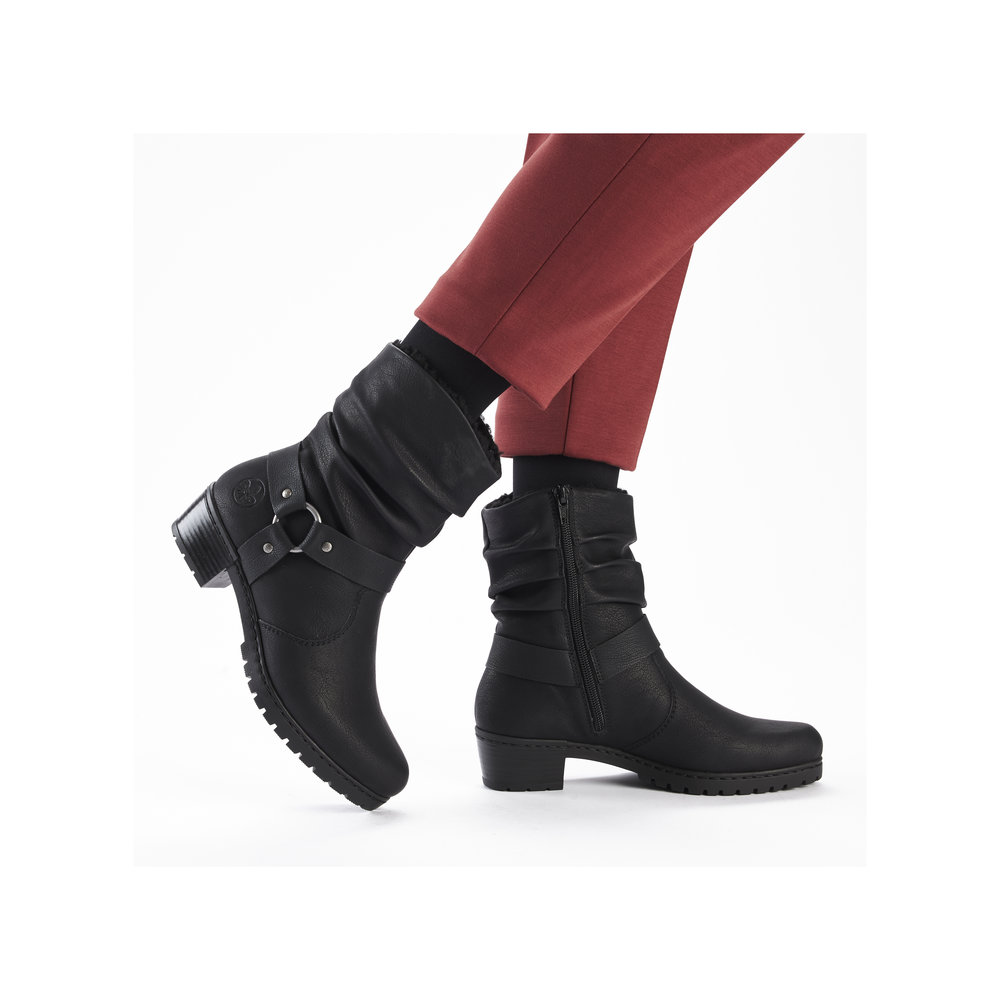 detail Dámská kotníková obuv Rieker Y1760-00 černá