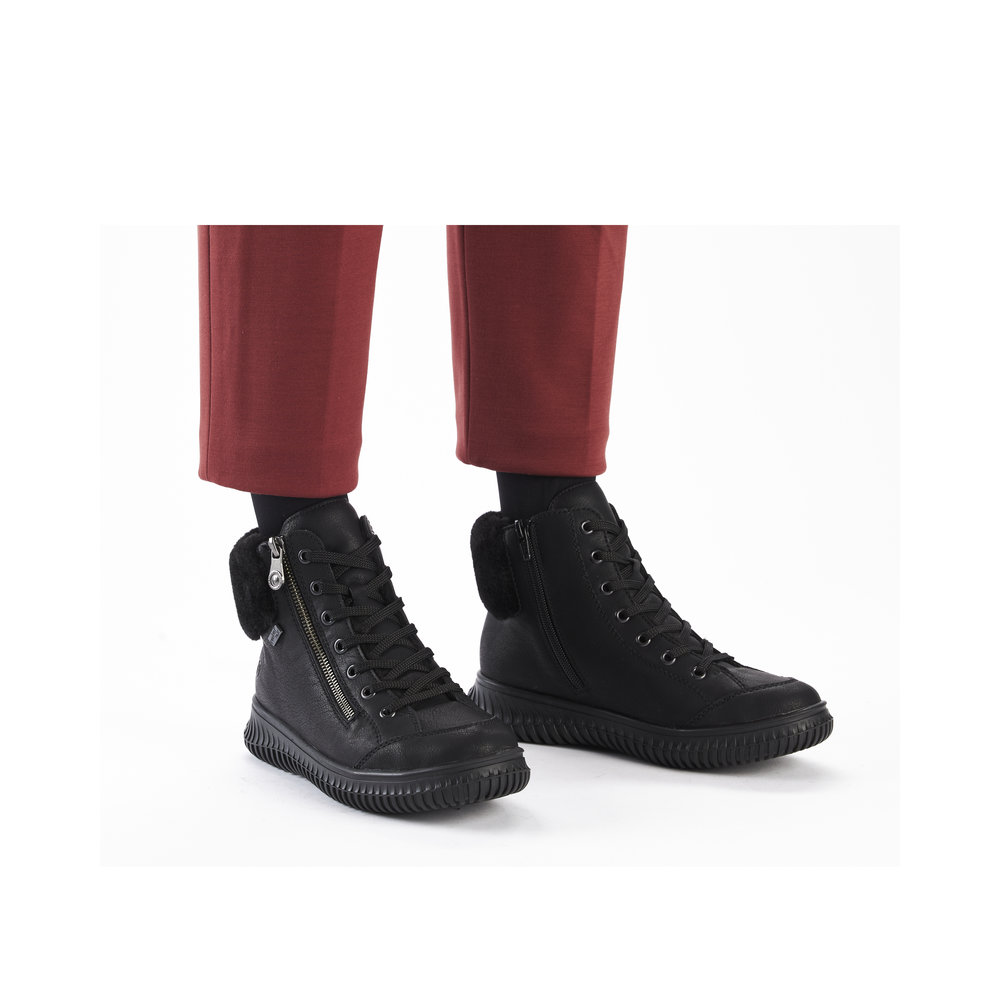 detail Dámská kotníková obuv Rieker 74244-00 černá