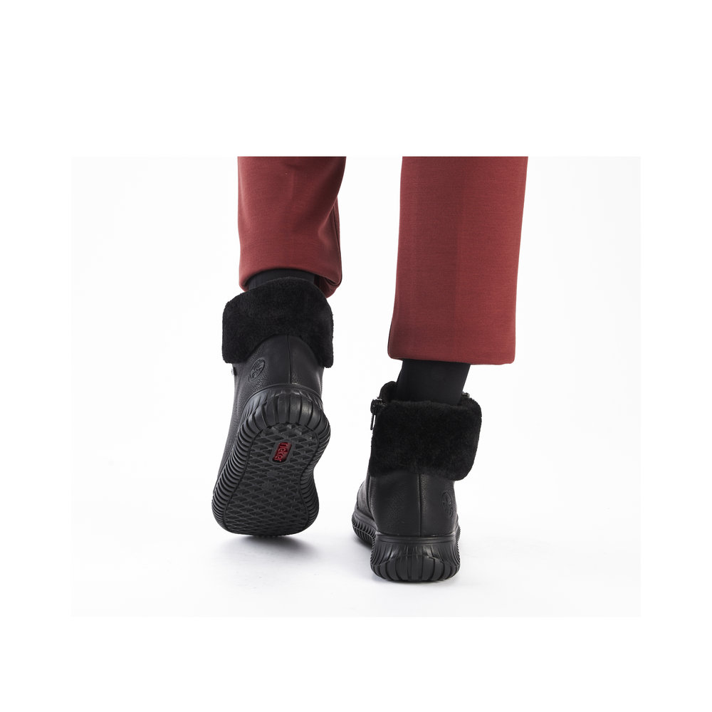 detail Dámská kotníková obuv Rieker 74244-00 černá