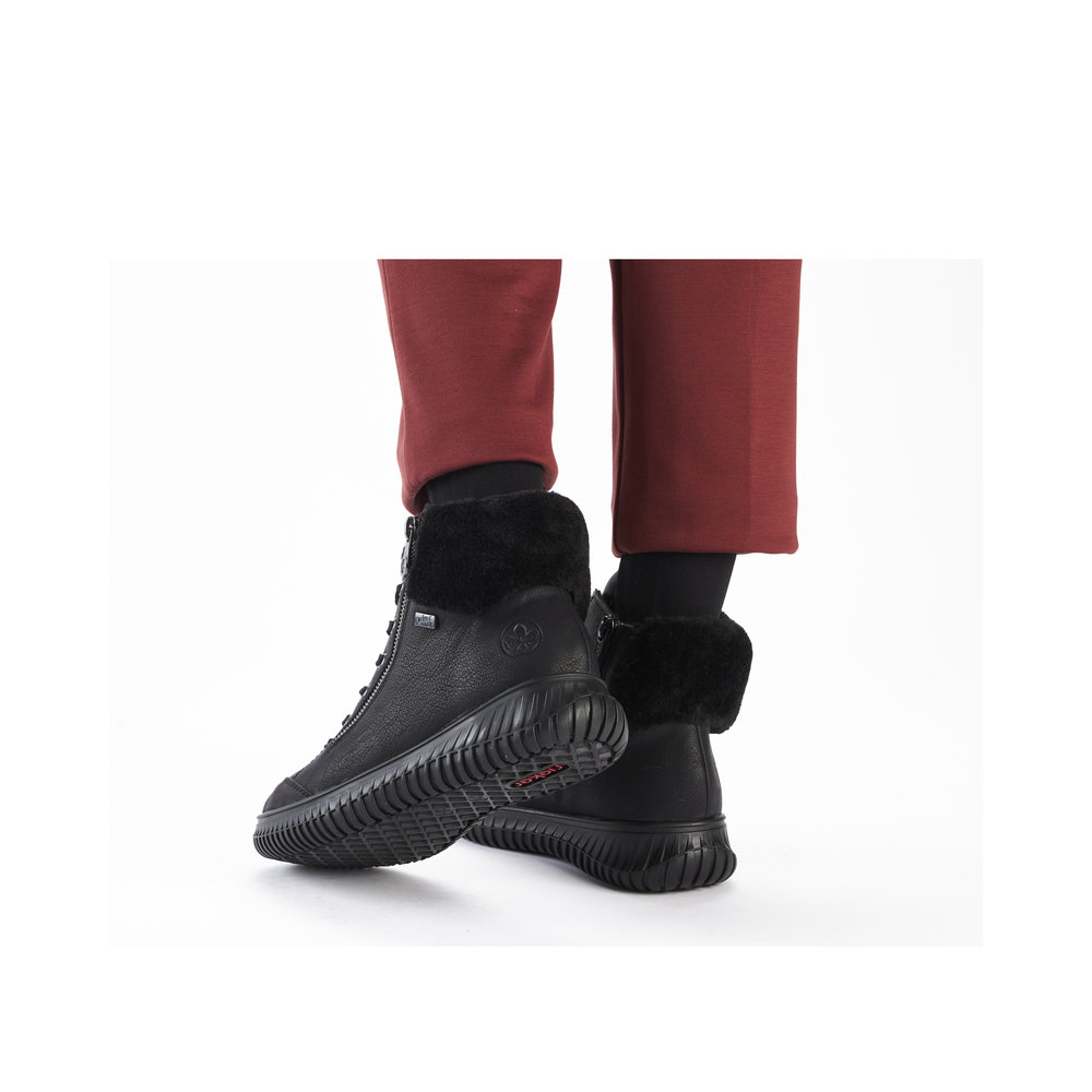 detail Dámská kotníková obuv Rieker 74244-00 černá