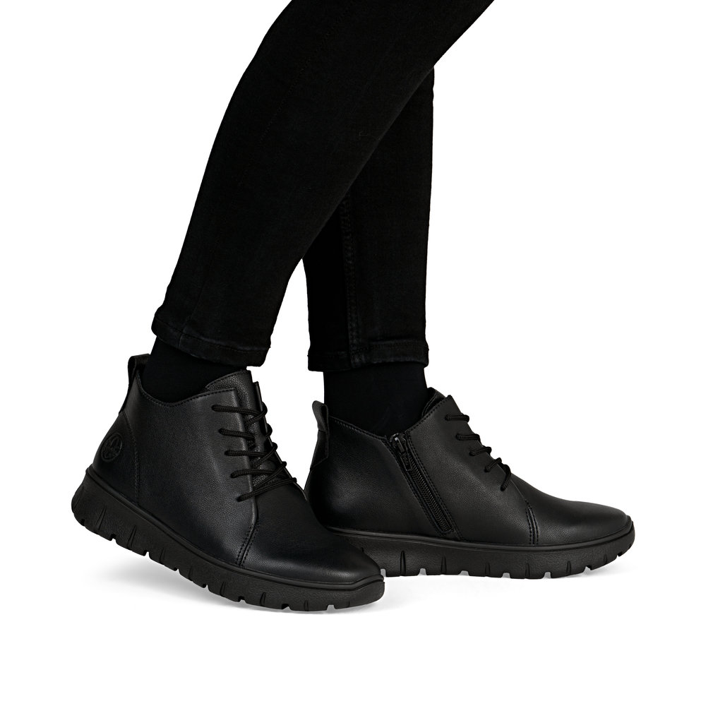 detail Dámská kožená kotníková obuv Rieker N1331-00 černá