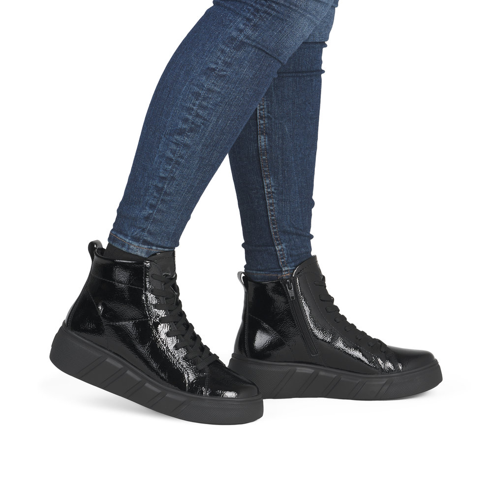 detail Dámská kotníková obuv Rieker W2661-01 černá