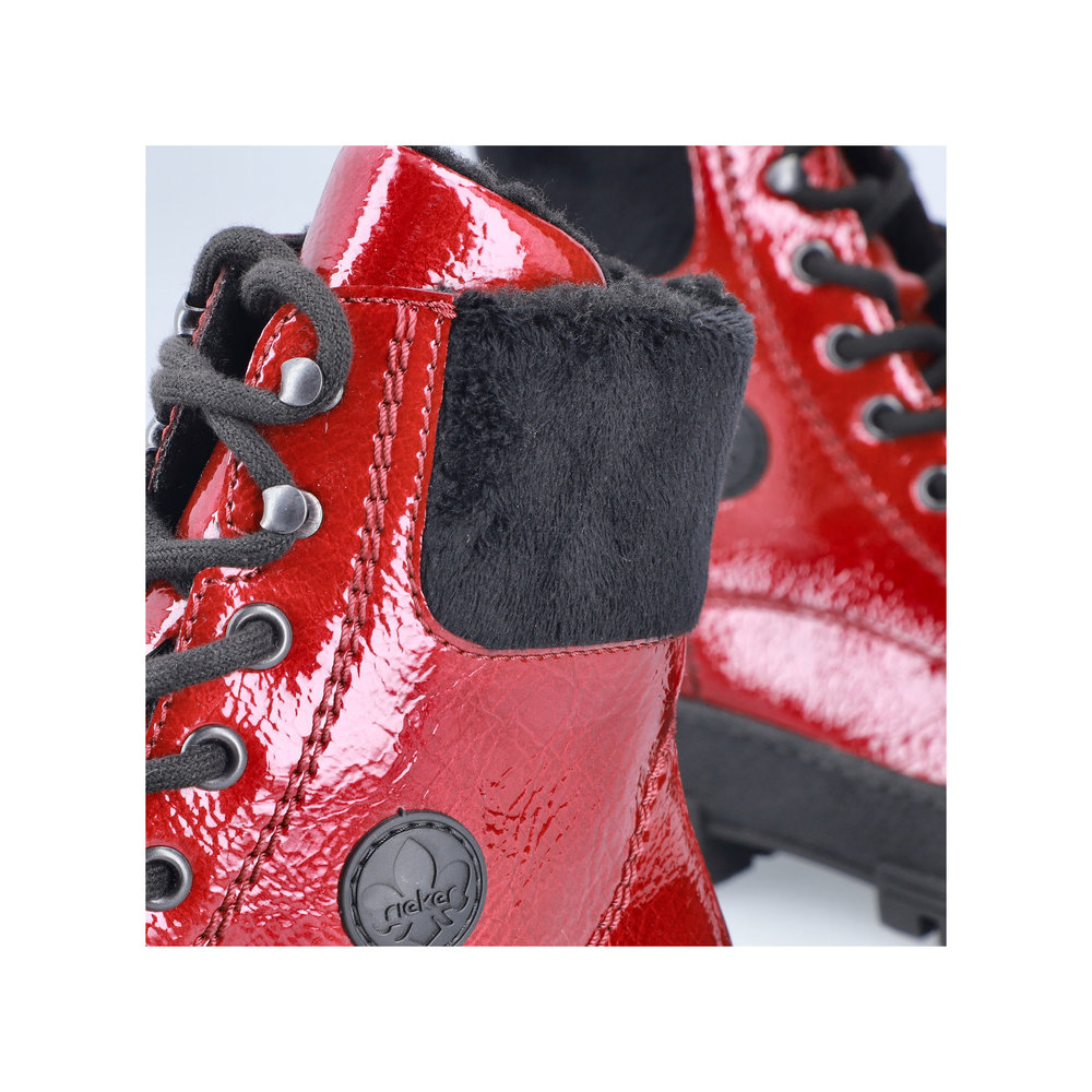 detail Dámská kotníková obuv Rieker Y0220-33 červená