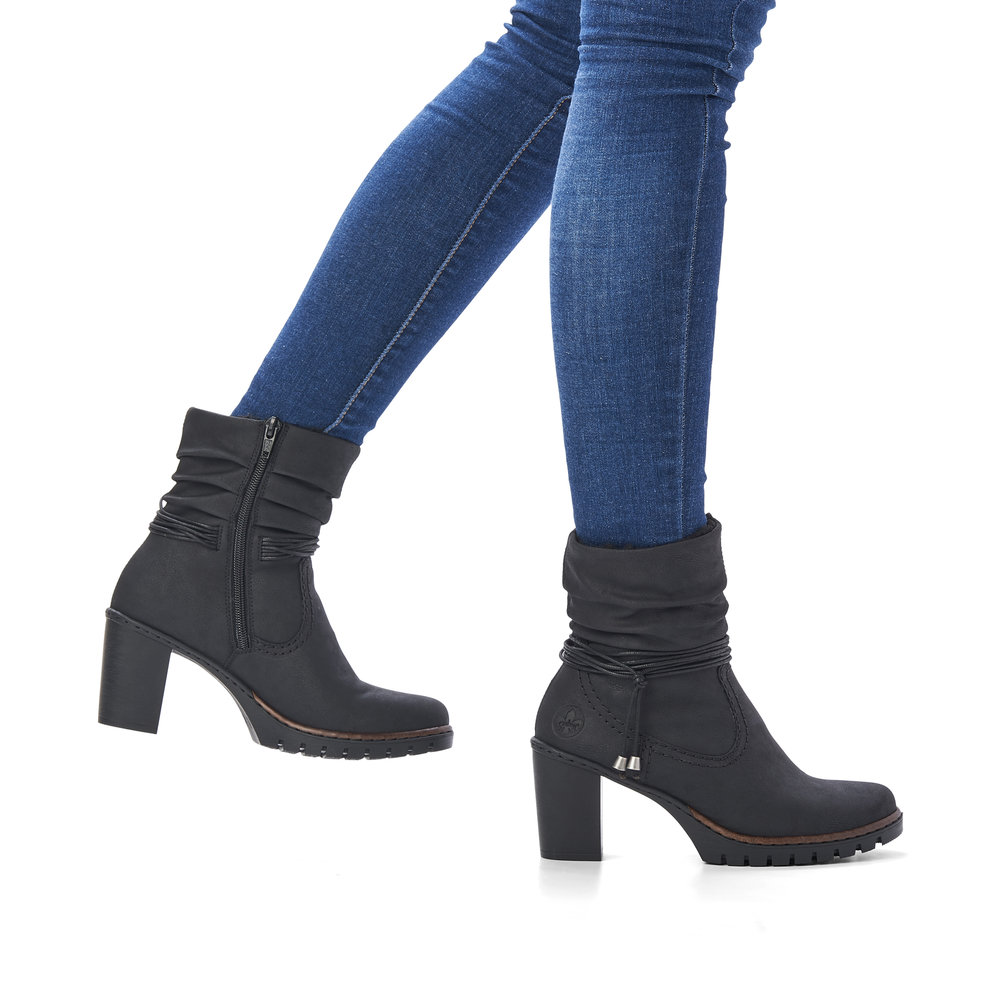 detail Dámská kotníková obuv Rieker Y2591-01 černá