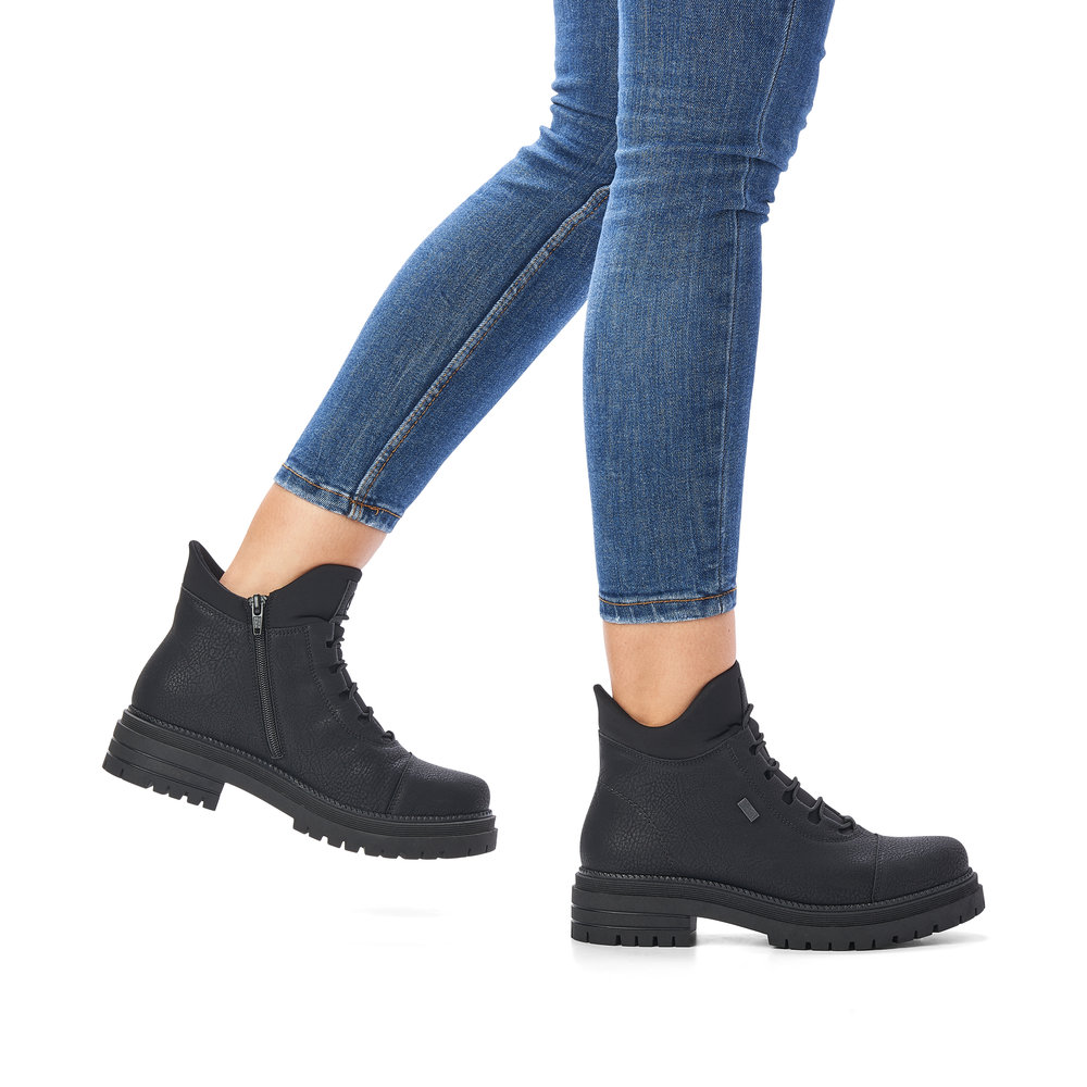 detail Dámská kotníková obuv Rieker Y3163-00 černá
