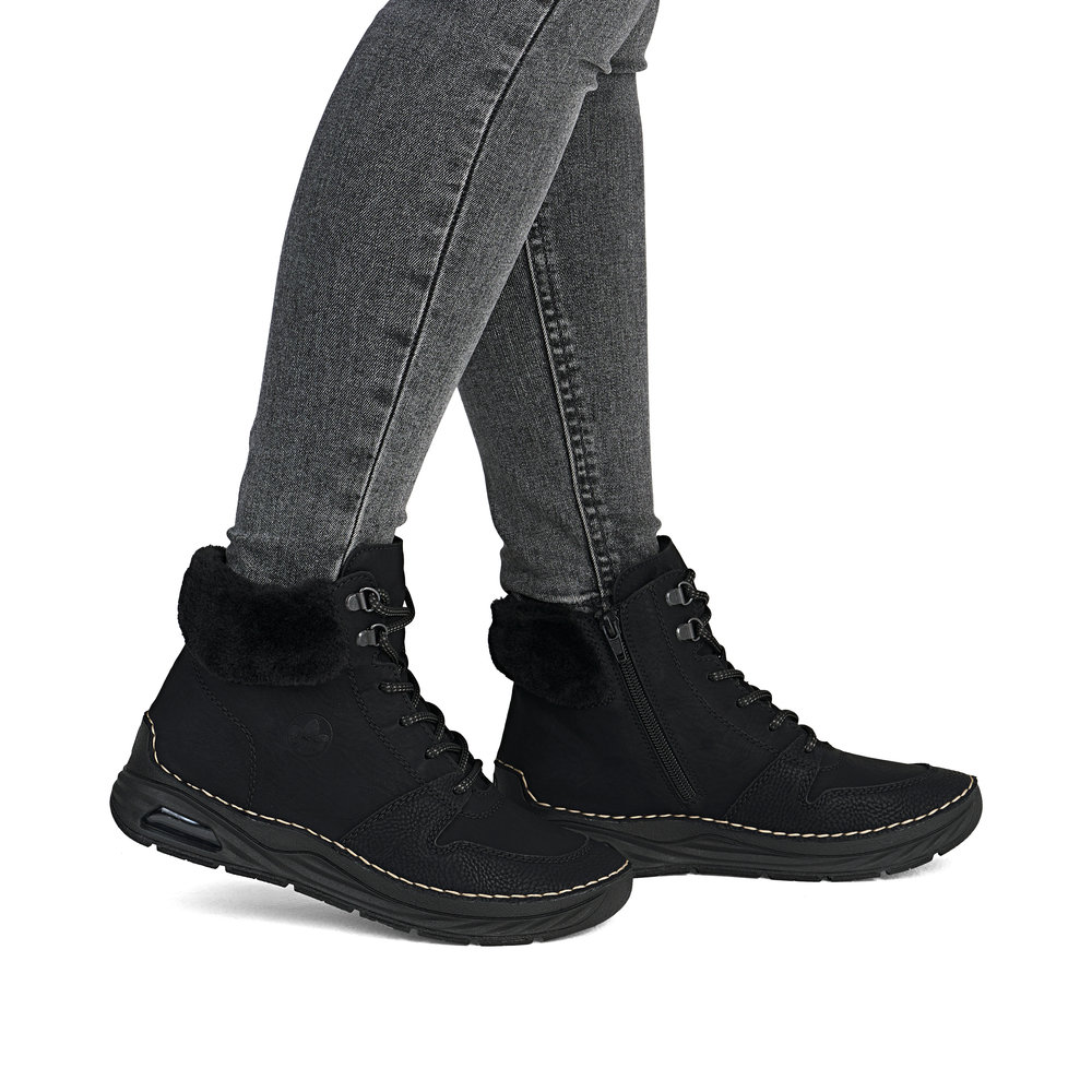 detail Dámská kotníková obuv Rieker 44555-00 černá