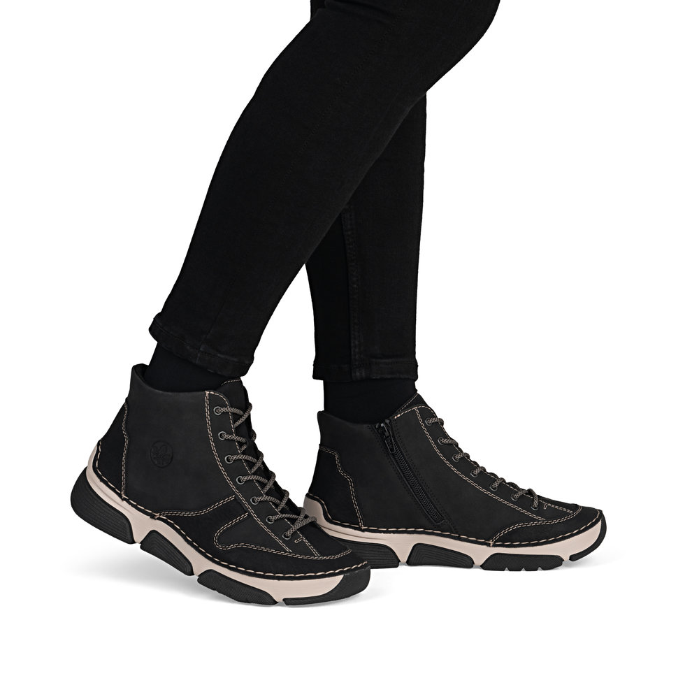 detail Dámská kotníková obuv Rieker 45906-00 černá