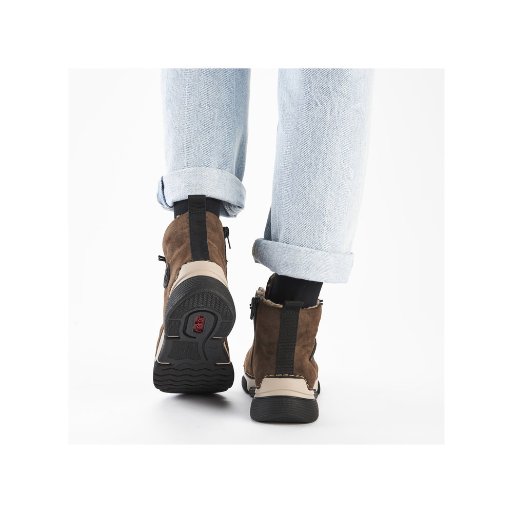 detail Dámská kotníková obuv Rieker 45912-25 hnědá