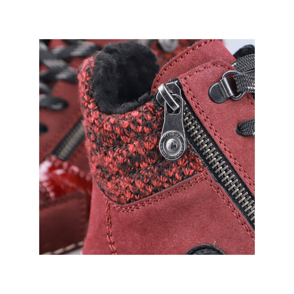 detail Dámská kotníková obuv Rieker 45960-35 červená