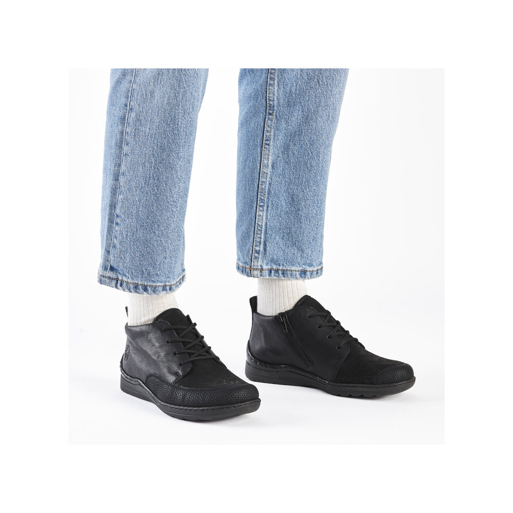 detail Dámská kotníková obuv Rieker 48922-00 černá