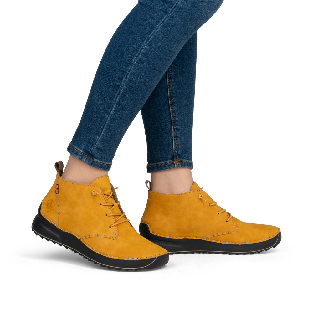 detail Dámská kotníková obuv Rieker 51510-68 žlutá