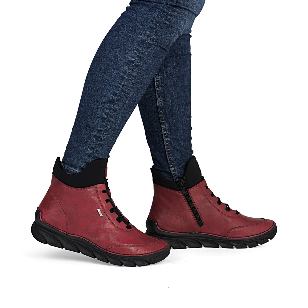 detail Dámská kotníková obuv Rieker 55069-35 červená