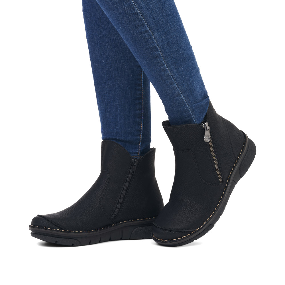 detail Dámská kotníková obuv Rieker 73357-00 černá