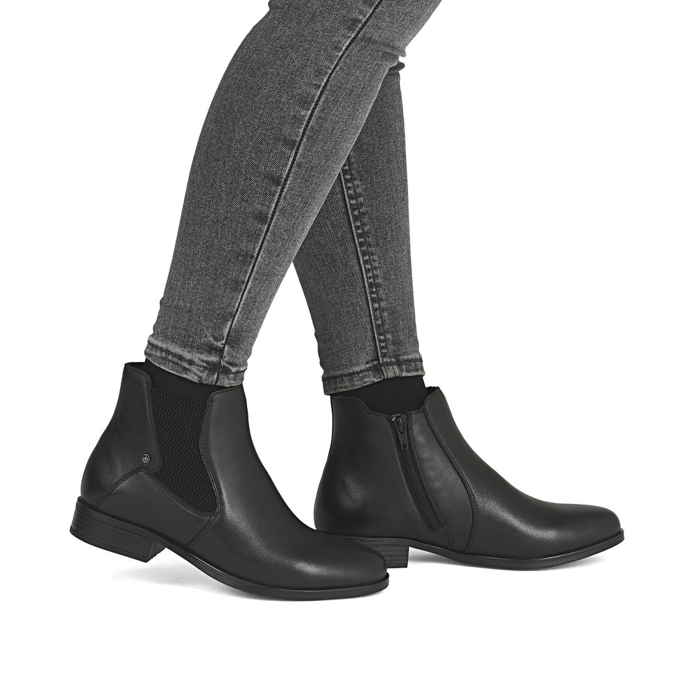 detail Dámská kožená kotníková obuv Rieker 77051-00 černá