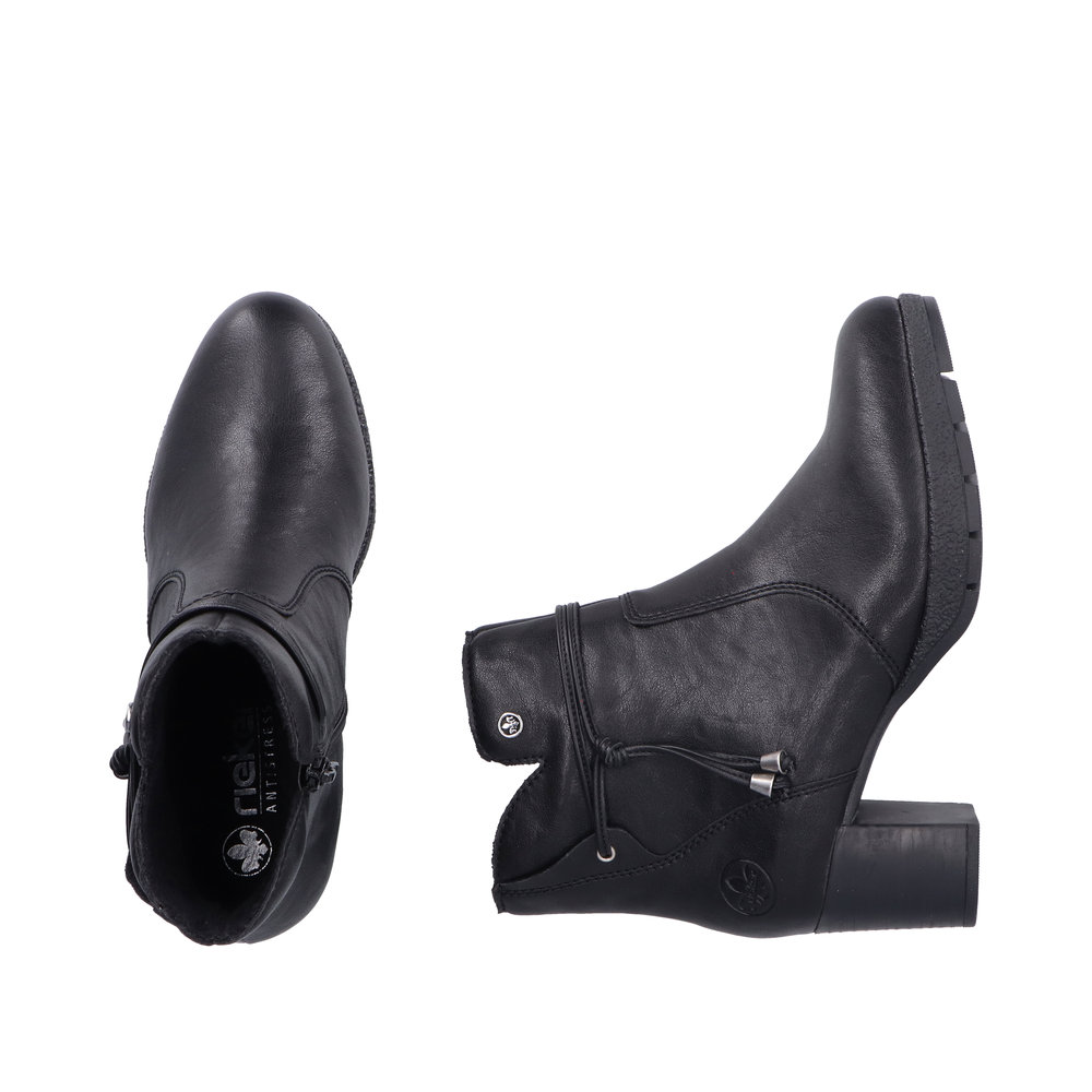 detail Dámská kotníková obuv Rieker 77667-00 černá