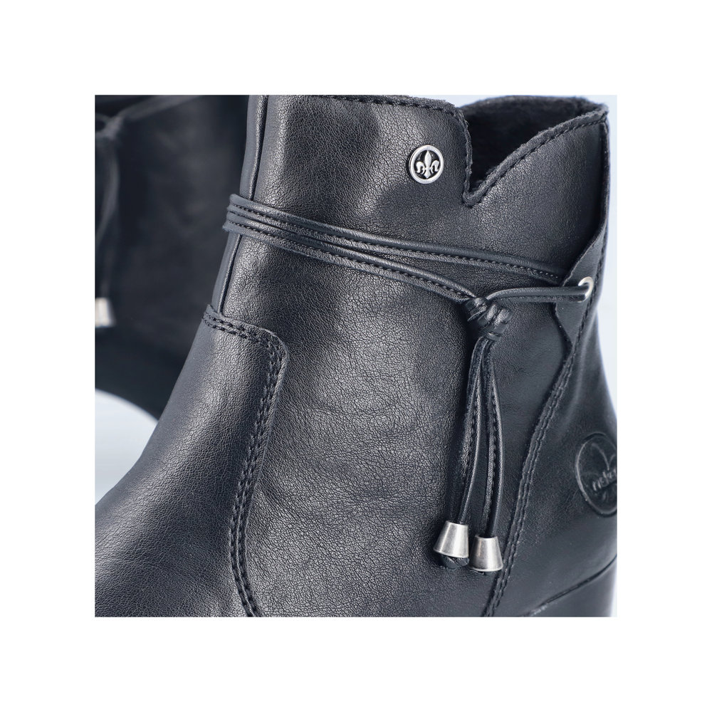 detail Dámská kotníková obuv Rieker 77667-00 černá