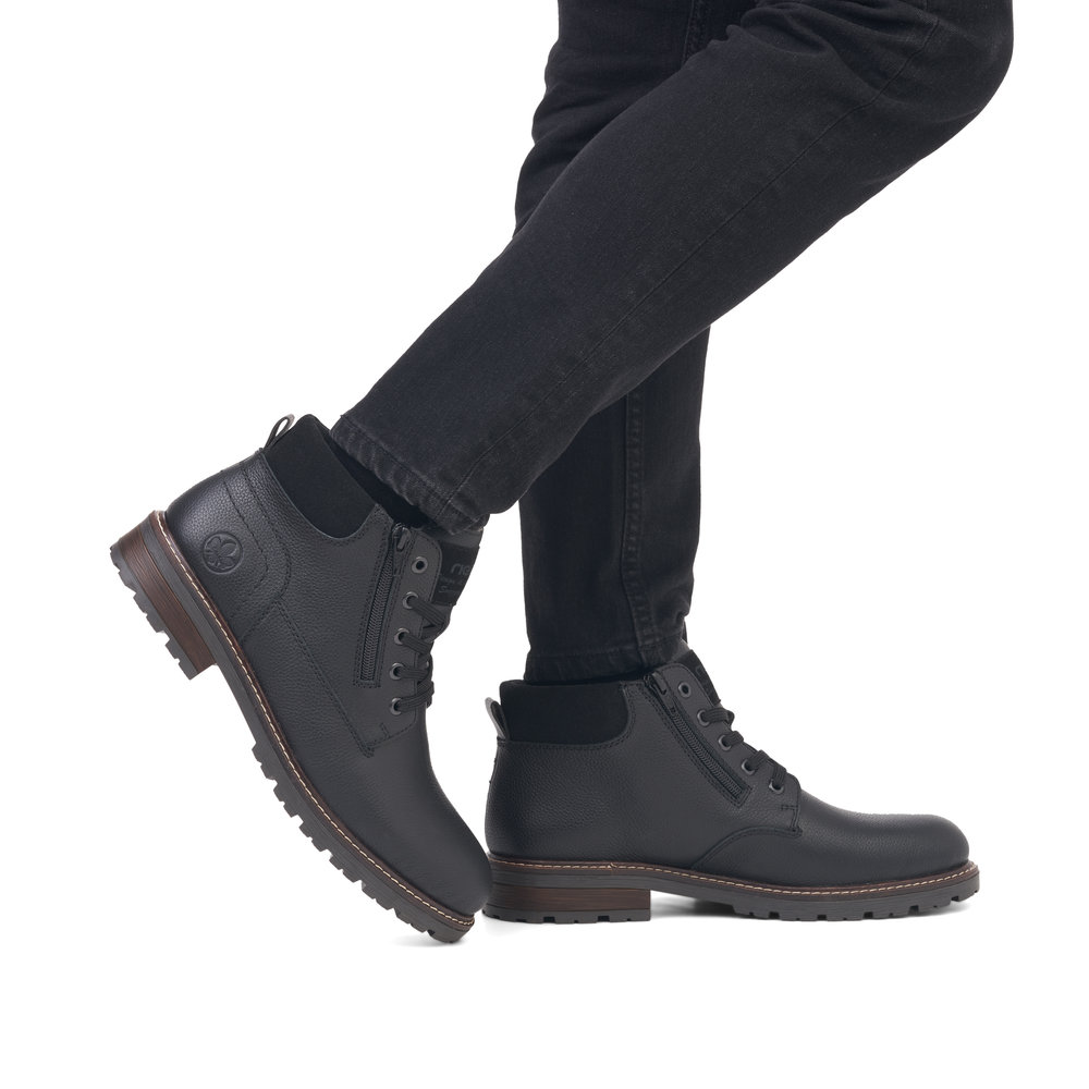 detail Pánská kotníková obuv Rieker 32007-00 černá