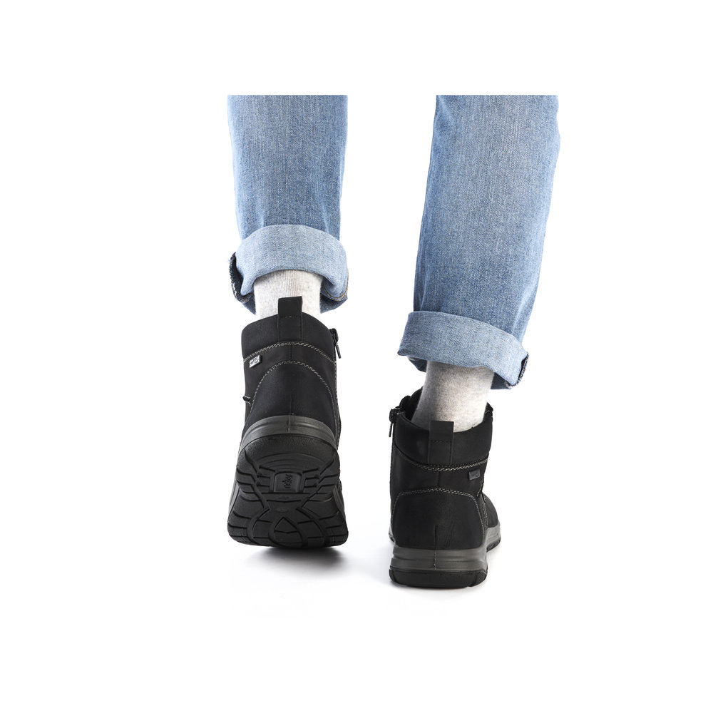 detail Pánská kotníková obuv Rieker 03610-00 černá