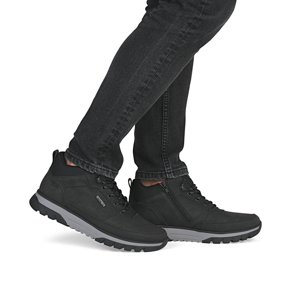 detail Pánská kotníková obuv Rieker B9300-00 černá