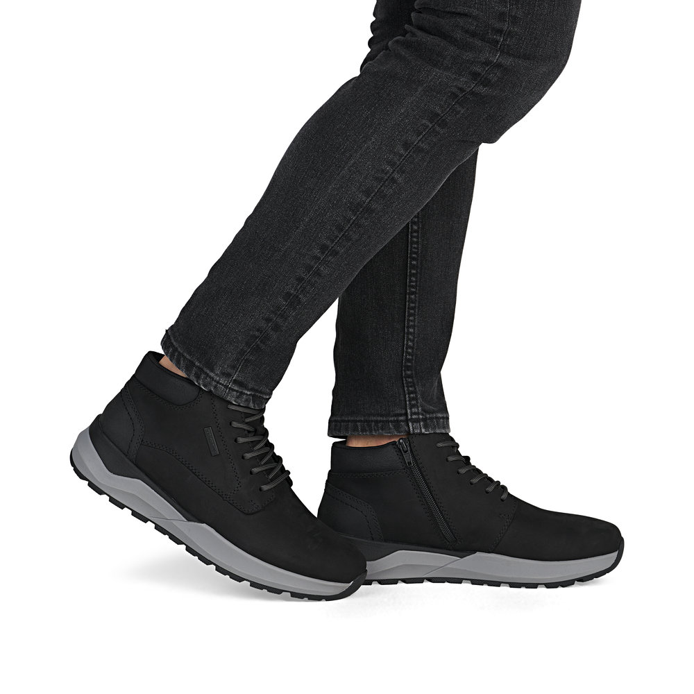 detail Pánská kotníková obuv Rieker 06001-00 černá