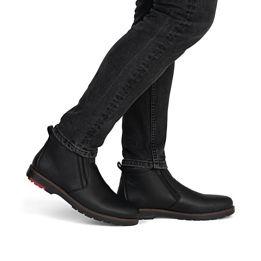 detail Pánská kožená kotníková obuv Rieker 10553-00 černá