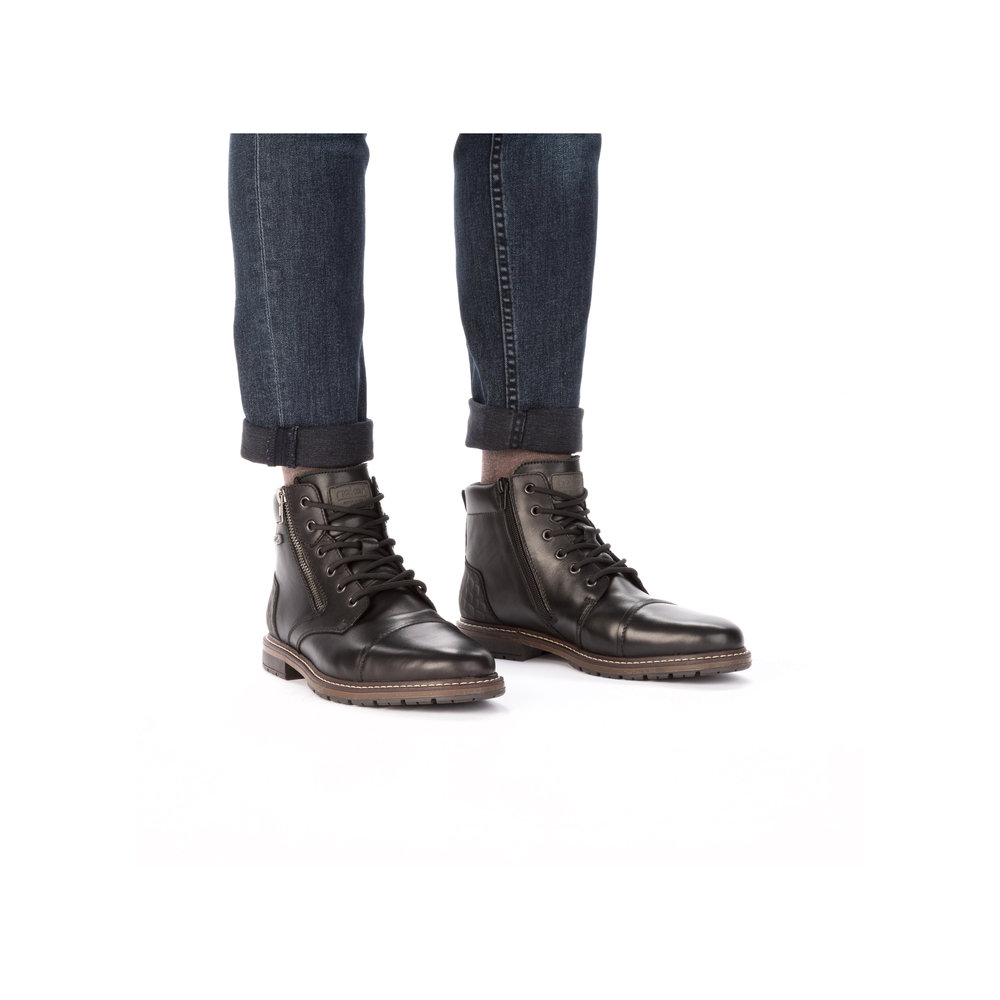 detail Pánská kožená kotníková obuv Rieker 13704-00 černá