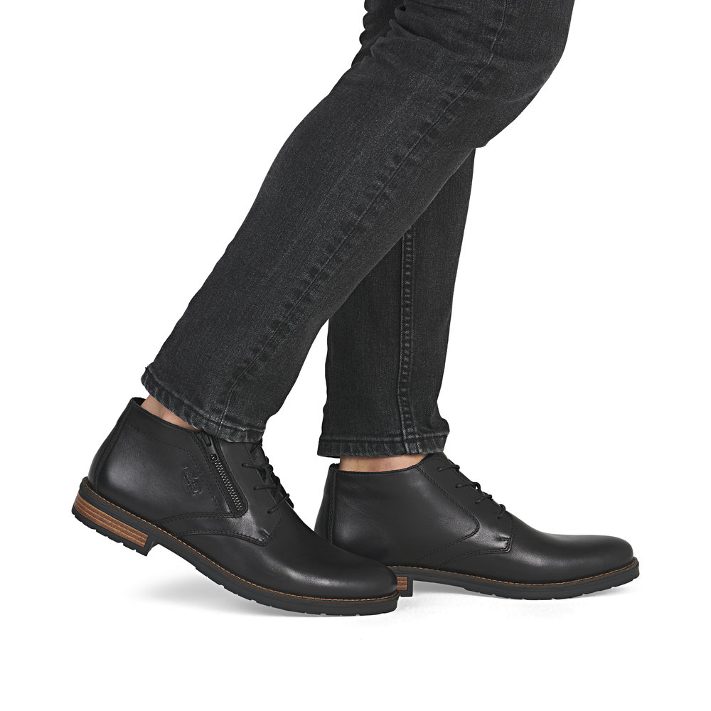 detail Pánská kožená kotníková obuv Rieker 14609-00 černá