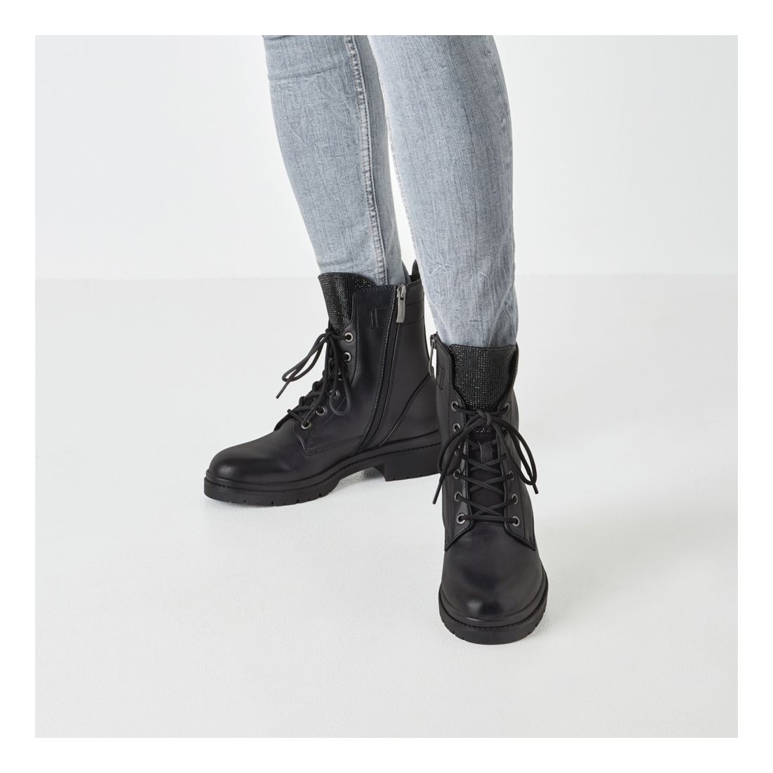 detail Dámská kotníková obuv Tamaris 25236-43 043 černá